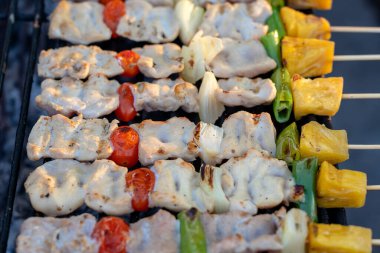 Izgara barbekü parçalı şişler, yeşil dolma biber, kırmızı domates ve et. Tayland 'da sokak pazarında satılıyor. Kapatın.