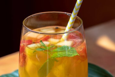 Kırmızı çilek, kavun ve bardakta ananas meyveli limonata. Kapatın. Meyve parçalarından içecekler,