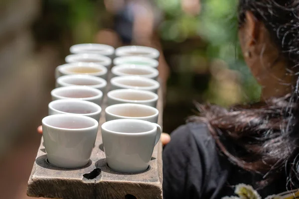 Balinesische Kellnerin Bringt Eine Vielzahl Von Kaffee Und Tee Für — Stockfoto