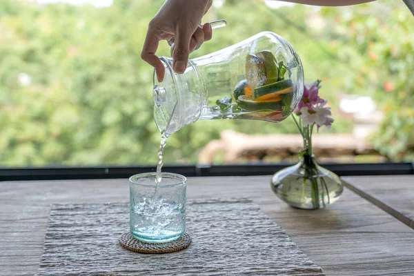 Camarero Restaurante Vierte Agua Frutas Una Jarra Vaso Cerca — Foto de Stock