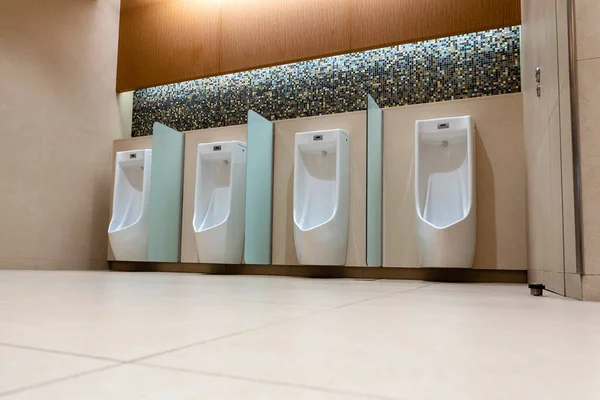 Řada Bílých Pisoárů Kachlových Stěnách Veřejných Záchodech Prázdná Toaleta — Stock fotografie