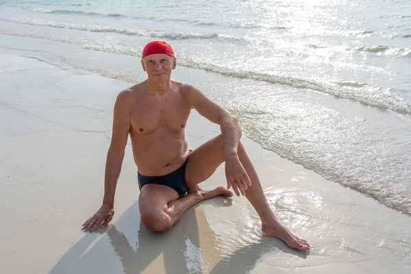 Feliz Anciano Con Sombrero Rojo Playa Cerca Del Agua Del — Foto de Stock