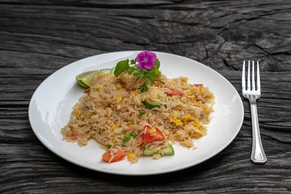 古い木製のテーブルの上に白い皿にエビや野菜と炒飯を閉じます タイ料理 タイ料理 店内の魚介類と炒飯 — ストック写真