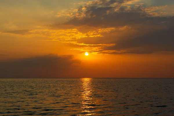 Farbenfroher Sonnenuntergang Über Ruhigem Meerwasser Der Nähe Tropischer Strände Sommerferienkonzept — Stockfoto