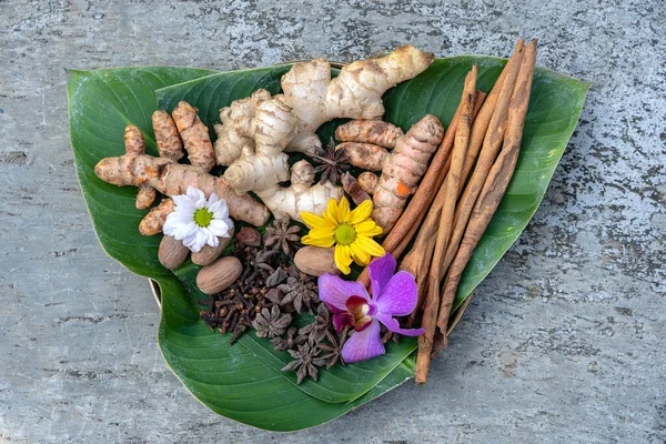 Doftande Kryddor Ett Grönt Blad Närbild Ovanifrån Indonesien — Stockfoto