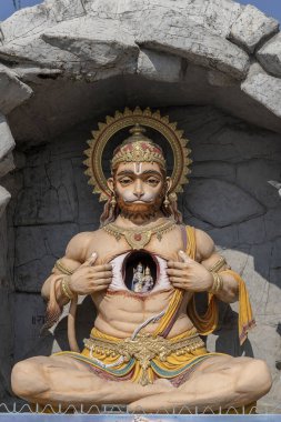 Hanuman heykeli, Ganj Nehri yakınındaki Hindu heykeli, Rishikesh, Hindistan. Hacılar için kutsal yerler. Tanrı Hanuman 'ın portresini çizen heykel göğsünü yardı ve içindeki Tanrı Rama ile Sita' yı ortaya çıkardı.