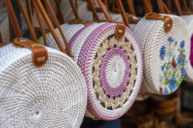 Ubud, Bali, Endonezya 'daki yerel bir hediyelik eşya pazarında ünlü Balili rattan eko çantaları. El sanatları ve hediyelik eşya dükkanı vitrinini kapatın.