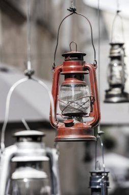 Lviv, Ukrayna 'daki kafe yakınındaki sokakta dekoratif gazyağı lambaları asılı. Kapat.