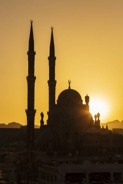 Sharm el Sheikh, Mısır 'da gün batımında El-Sahaba Camii' nde. Al Sahaba 'nın mimarisi, El Mustafa, eski kentin merkezindeki cami Fatimid, Mamluk ve Osmanlı tarzı elementlerin birleşiminden oluşuyor.