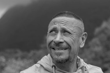 İnsanlar ve yaşam tarzı konsepti. Orta yaşlı, traşsız, doğa kökenli, duygusal portresi olan bir adam. Siyah ve beyaz