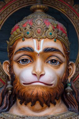 Hanuman heykeli, Ganj Nehri yakınındaki Hindu heykeli, Rishikesh, Hindistan. Rishikesh 'teki hacılar için kutsal yerler. Tanrı Hanuman 'ı resmeden heykel
