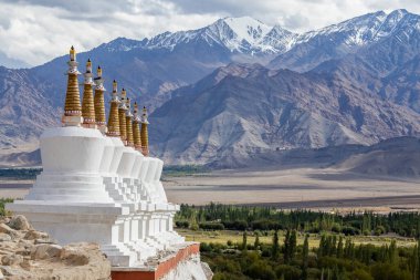 Hindistan 'ın Ladakh kentindeki Shey Palace yakınlarında birçok Budist beyaz stupası ve Himalayalar var. Kapatın. Ladakh, Hindistan 'da ünlü bir Tibet tapınağı.