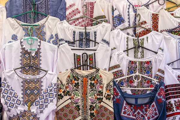 刺繍されたウクライナのスラブの女性と男性の伝統的なシャツの表示Liviv ウクライナの屋外フリーマーケットで刺繍服 布に民族のテクスチャデザイン 閉じろ — ストック写真