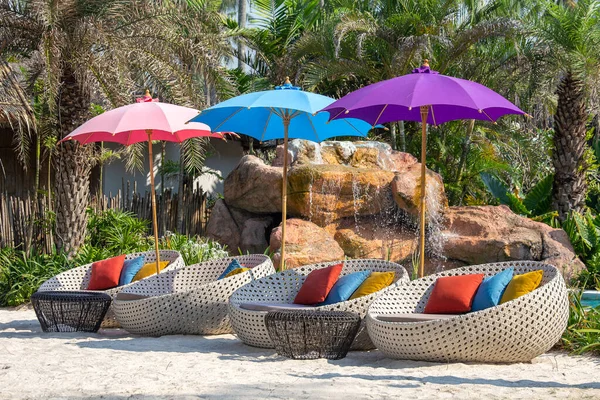 Parasol Chaises Longues Sur Côte Tropicale Pour Les Vacances Détente — Photo