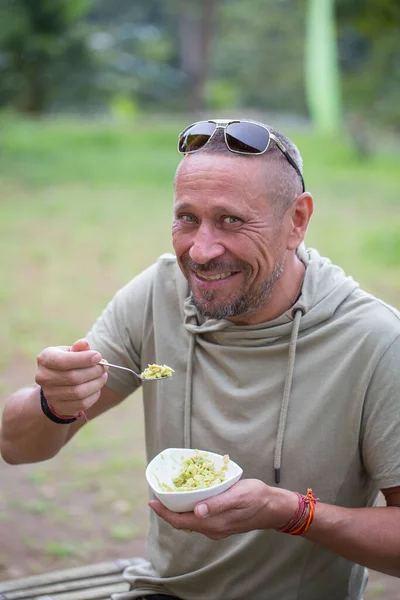 Emberek Életmód Koncepció Boldog Középkorú Férfi Eszik Avokádó Guacamole Természetben — Stock Fotó