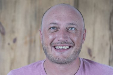 Orta yaşlı, beyaz, kel bir adamın yakın çekimi. İnsanlar ve yaşam tarzı konsepti. İçerde orta yaşlı bir adamın portresi