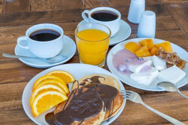 Tabakların ve içkilerin kahvaltısı ahşap bir masada, yakın çekim. Yiyecek konsepti