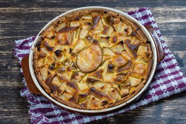 Ev yapımı organik armut turtası yenmeye hazır. Eski ahşap arka planda armut turtası, yakın plan. Glütensiz kabuklu güzel organik taze meyveli tart.