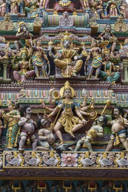 Hindu dini tanrılarının renkli heykelleri, Singapur 'daki Küçük Hindistan' daki bir Hindu tapınağının girişini süslüyor. Parlak mimarinin arkaplan ve dokusu, kapatın.