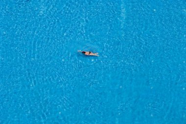 Havuzda yüzen kadın, manzaralı, yaz seyahati ve tatil konsepti.