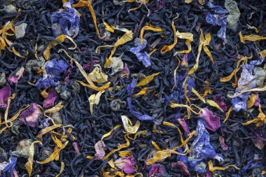 Arka planda meyve yapraklı kuru otlar ve çiçek yaprakları, üst manzara. Sağlıklı yeme kavramı