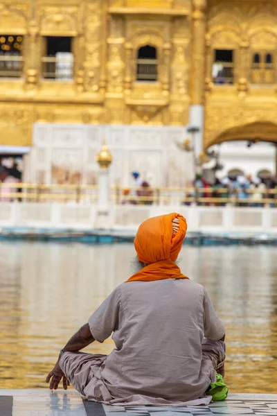 Hombre Sij Visitando Templo Dorado Amritsar Punjab India Los Peregrinos —  Fotos de Stock