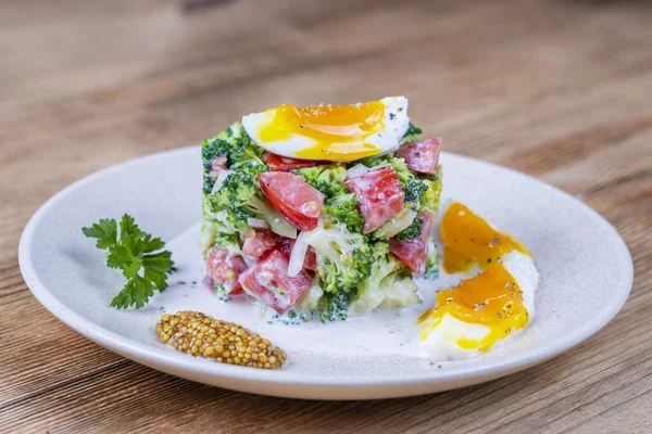 Läcker Sallad Med Broccoli Tomat Lök Och Kokt Ägg Med — Stockfoto