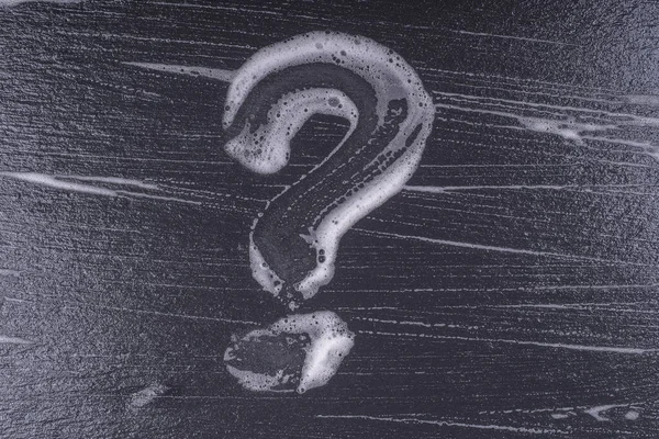 Fragezeichen Aus Seifenschaum Auf Schwarzem Hintergrund Abstrakte Schaumstofftextur Auf Schwarzem — Stockfoto