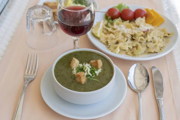 Sopa Creme Verde Espinafre Com Croutons Queijo Salsa Fresca Tigela — Fotografia de Stock