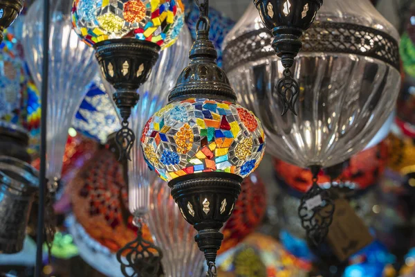 土耳其博德市街头市场上出售的色彩艳丽的土耳其马赛克玻璃灯 靠近点 — 图库照片