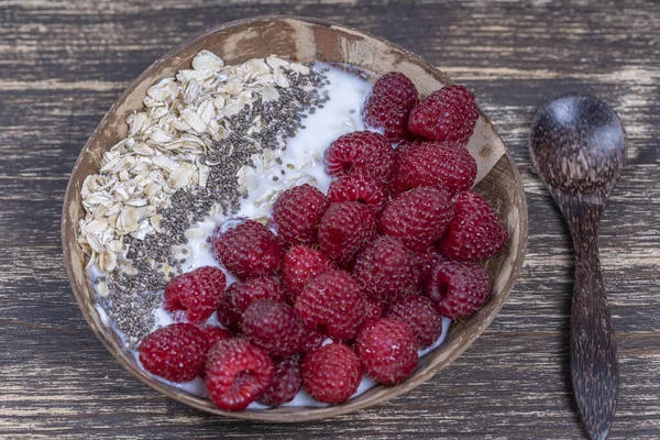 Batido Tazón Coco Con Frambuesas Harina Avena Semillas Chía Para — Foto de Stock