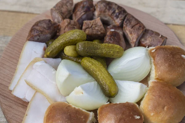 Heerlijk Oekraïens Eten Van Dichtbij Komkommer Vet Broodje Worst Een — Stockfoto