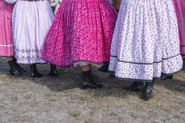 在乌克兰的一个节日期间 年轻姑娘们穿着艳丽的裙子 靠近点 — 图库照片