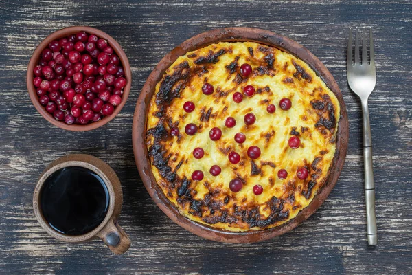 Zoete Cottage Kaas Ovenschotel Met Rozijnen Griesmeel Houten Tafel Keramische — Stockfoto