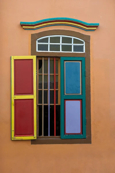 Värikäs Puinen Abstrakti Ikkuna Lähikuva Siirtomaatyylinen Arkkitehtuuri Rakennus Little India — kuvapankkivalokuva