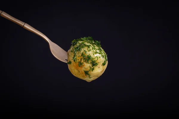 Kokt Ung Potatis Med Dill Och Olja Gaffel Svart Bakgrund — Stockfoto