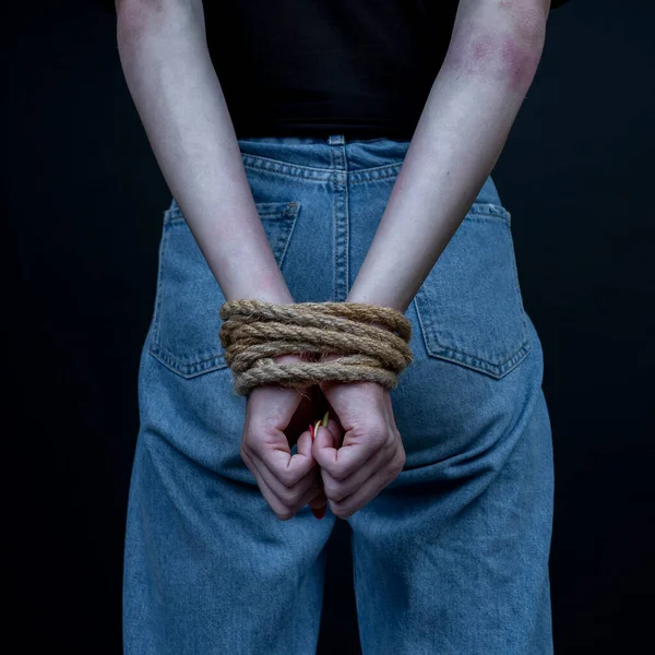 Fata Tânără Mâinile Legate Fundal Negru Conceptul Violență Feminină Close — Fotografie, imagine de stoc