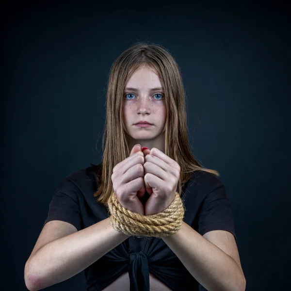 Portret Fată Tânără Mâinile Legate Fundal Negru Close — Fotografie, imagine de stoc
