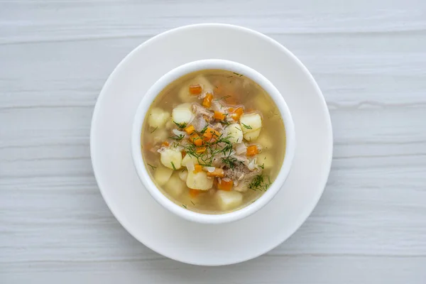 ニンジンと新鮮な魚のスープ ジャガイモと玉ねぎホワイトプレートに 閉じます おいしいディナーはマグロと魚のスープで構成されています トップ表示 — ストック写真
