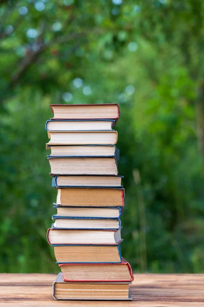 Stack Med Böcker Träbord Över Naturen Bakgrund Utomhus Närbild — Stockfoto