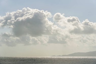 Deniz suyunda bulutlar olan mavi gökyüzü. Doğa bileşimi. Tayland