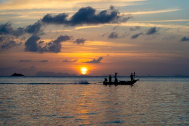 Sakin deniz suyunun üzerinde güzel bir gün batımı. Yaz tatili kavramı. Koh Phangan Adası, Tayland