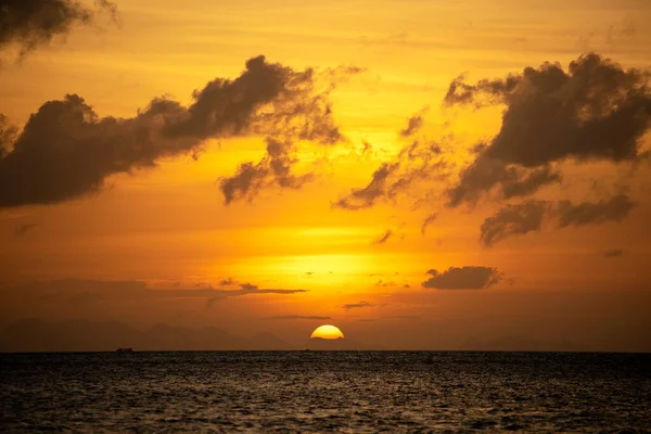 Hermoso Atardecer Sobre Aguas Tranquilas Concepto Vacaciones Verano Isla Koh — Foto de Stock