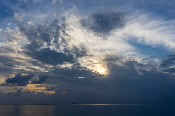 Renkli Dramatik Gökyüzü Günbatımında Bulut Doğa Arka Planı — Stok fotoğraf
