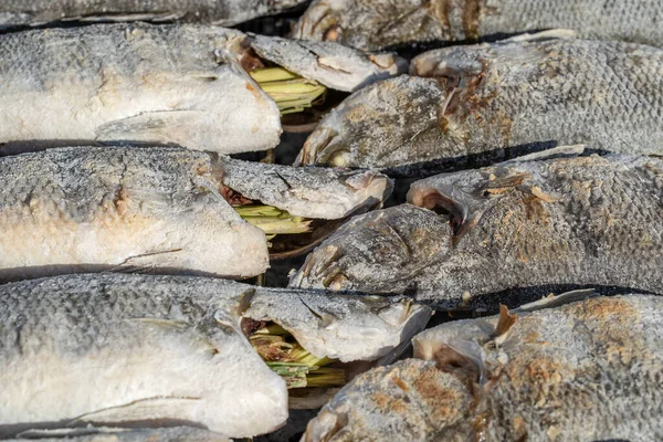 Thailändischer Straßenhändler Verkauft Gegrillten Fisch Auf Dem Street Food Markt — Stockfoto