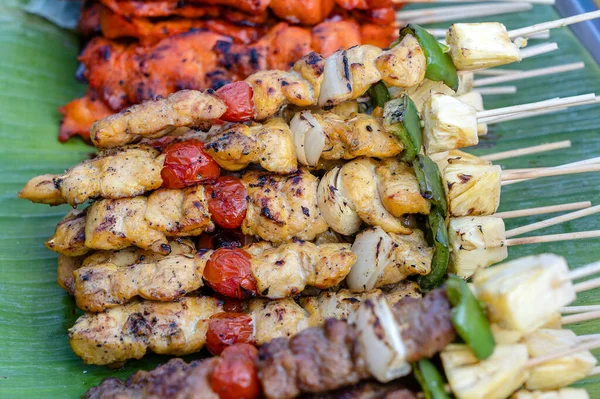 Spiedini Con Pezzi Barbecue Alla Griglia Peperone Verde Pomodoro Rosso — Foto Stock