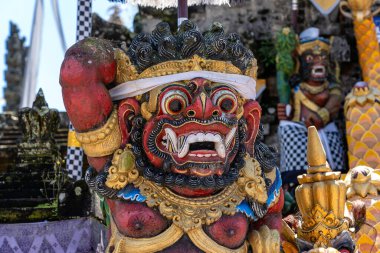 Sokak tapınağında geleneksel Balili iblis heykeli. Endonezya, Bali Adası. Kapat.