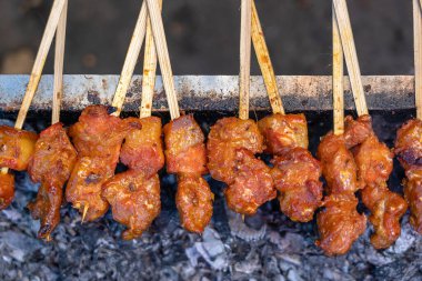 Endonezya ızgara bbq etleri sokak pazarında ahşap şiş, ada Bali, Ubud, Endonezya, kapatın