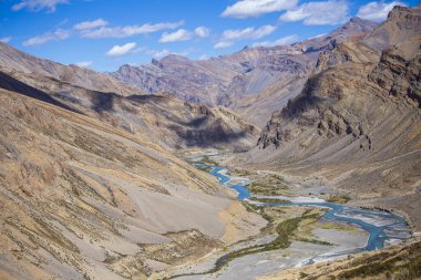 Hindistan 'da Leh' ten Manali otoyoluna kadar Himalaya dağlarının manzarası. Hindistan 'ın Himalayalar, Ladakh, Jammu ve Kaşmir bölgesindeki mavi nehir ve görkemli kayalık dağlar. Doğa ve seyahat kavramı