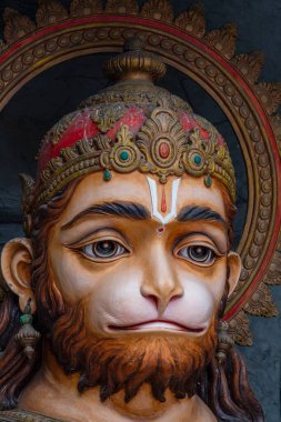 Hanuman heykeli, Ganj Nehri yakınındaki Hindu heykeli, Rishikesh, Hindistan. Rishikesh 'teki hacılar için kutsal yerler. Tanrı Hanuman 'ı resmeden heykel